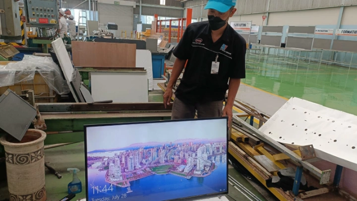 Hasil akhir perbaikan TV LED di kawasan industri Cikarang dengan layar yang kembali menampilkan gambar sempurna setelah ganti backlight.