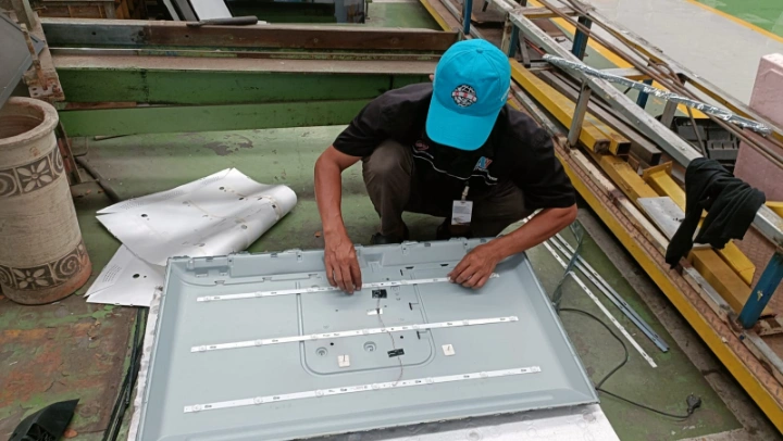 Pemasangan lampu latar LED yang baru dan original agar visual layar TV kembali terang maksimal.