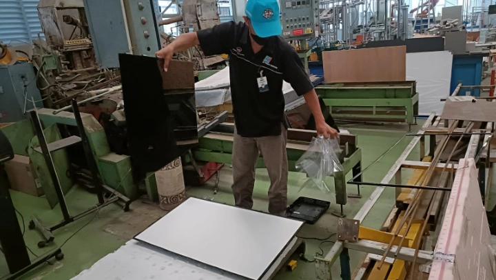 Proses perakitan dan pemasangan kembali lapisan panel layar TV LED setelah dilakukan penggantian backlight di area industri Cikarang.
