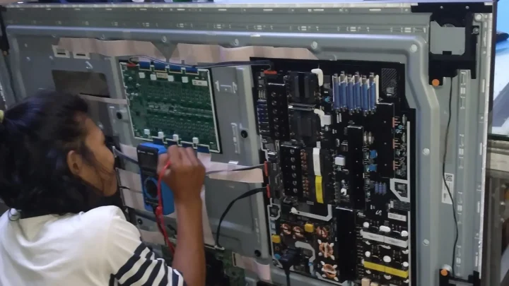 Service TV LED di Kramatjati