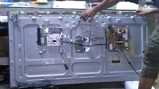 Pemasangan panel TV LG 55 inci