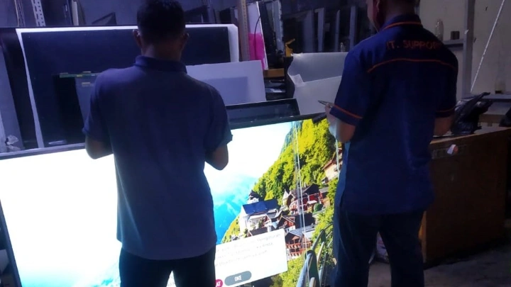 eknisi panggilan sedang memperbaiki TV LED pelanggan di wilayah Solo