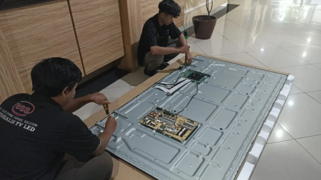 Proses pengecekan dan service modul Power Supply TV LED 65 inci