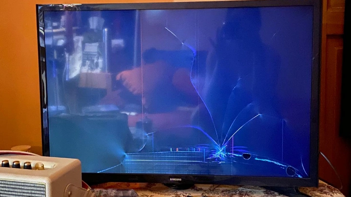Layar TV pecah karena kena benda keras