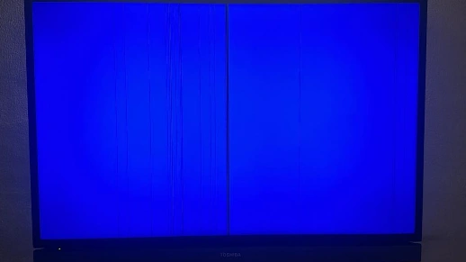 layar tv biru dan bergaris