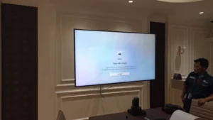TV monitor 65 inci di ruang rapat kantor
