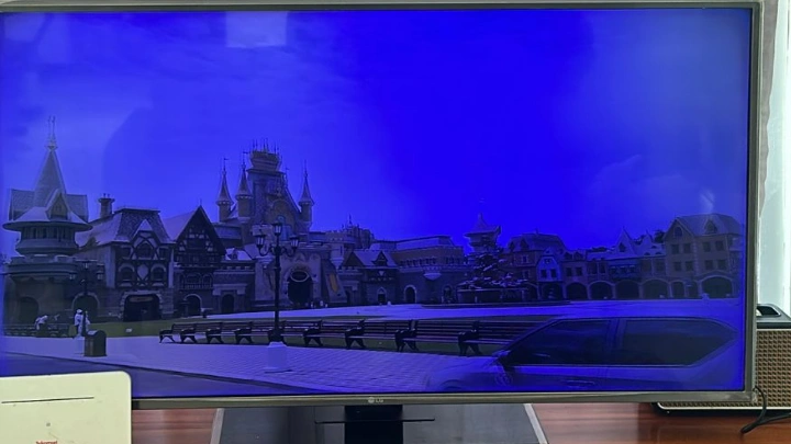 TV gambar pucat kebiruan