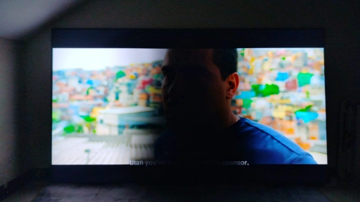 TV layarnya gelap sebagian ditengah