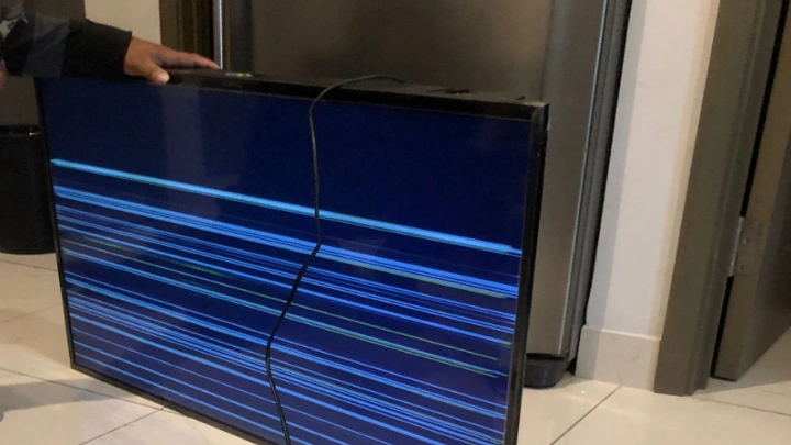 Tv layar bergaris mendatar