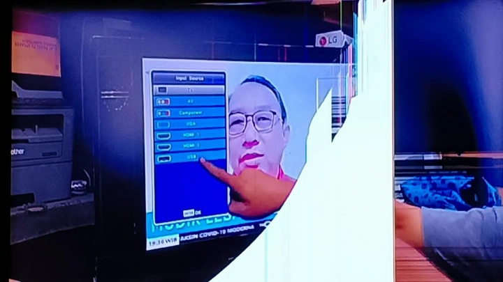 TV layar retak karena terbentur