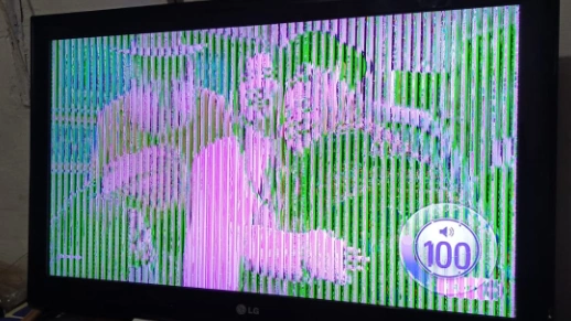 Garis di layar TV Surabaya