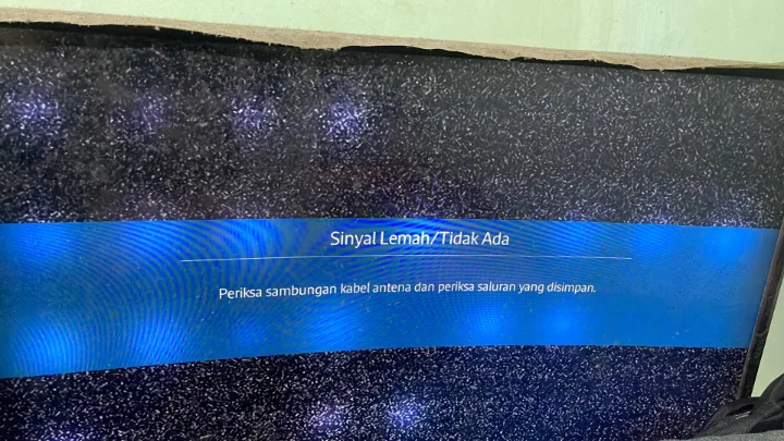 Layar TV ada sinar putih
