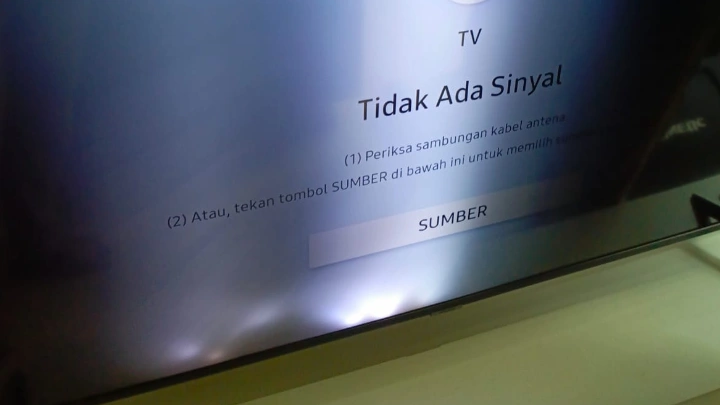 Layar TV redup sebagian di Senen