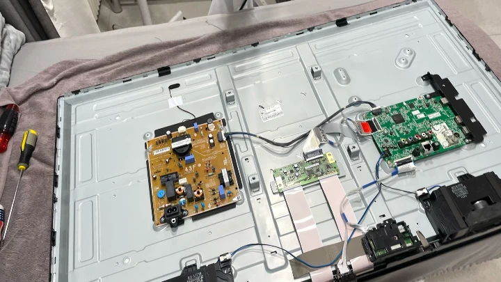 Service TV mati total di Cempaka Putih