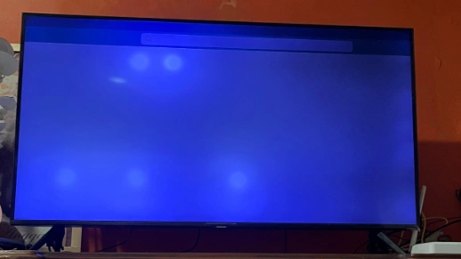 Titik cahaya putih di layarTV LED