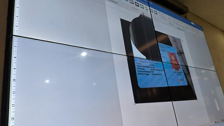 TV display retak layar