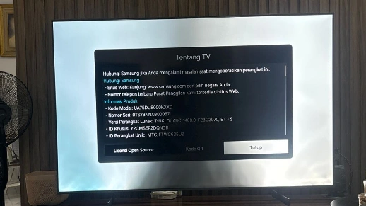 TV gambar gelap di tengah layar