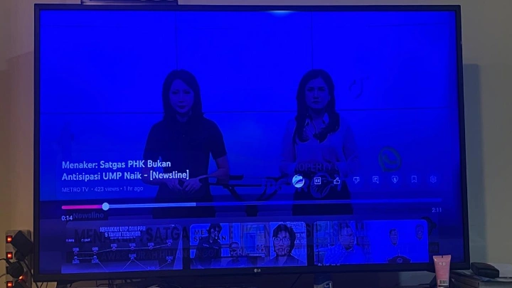 tv layar dominan warna biru 