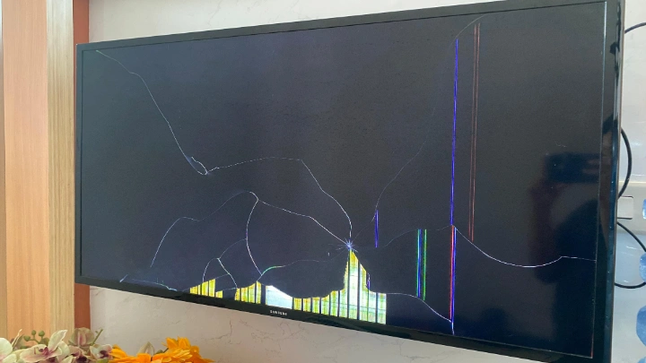 layar TV retak kena benturan