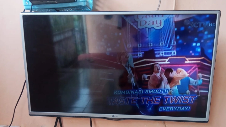 Service tv gambar sebagian gelap sebagian terang di kembangan 