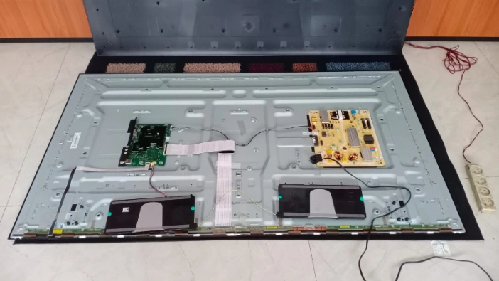 Penggantian backlight LED dan service power supply pada TV Samsung 55 inci.
