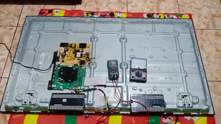Pengecekan panel TV Samsung 43AU7002 di BSD kondisi restart