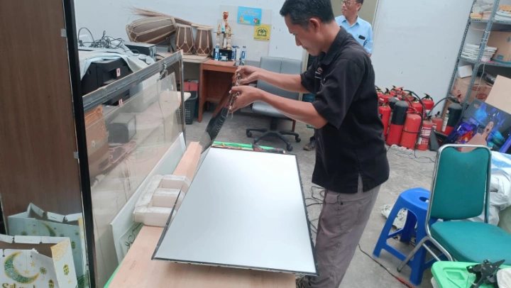 Teknisi sedang melakukan penggantian Backlight LED TV Samsung di sebuah instansi pemerintahan di Cikarang