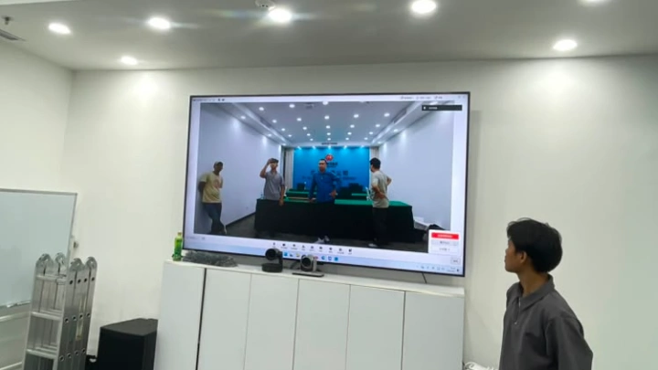 Tampilan layar hasil service Interactive Display 98 inci yang kembali menyala normal di ruang rapat kantor